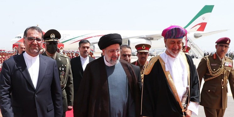 الرئيس الايراني يصل عمان وسط استقبال مهيب