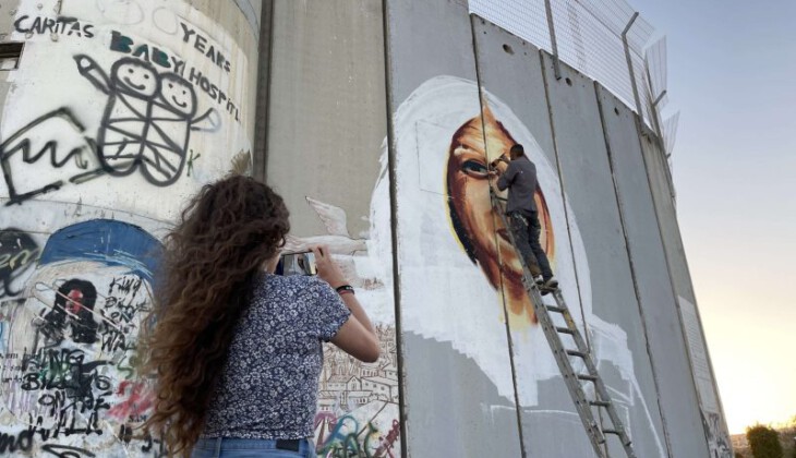 جدارية “أبو عاقلة” أول ما سيشاهده بايدن في بيت لحم