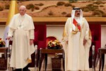 مهمة البابا في البحرين متزامنة مع انتخابات البلاد؛ إضفاء الشرعية على الملك