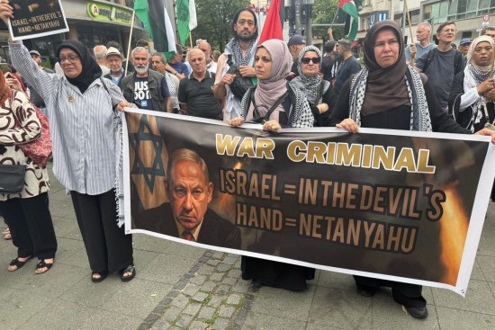 برلين: متظاهرون وناشطون عرب وأجانب ينظمون مسيرة راحلة طافت شوارع برلين للتنديد بجرائم الاحتلال الإسرائيلي